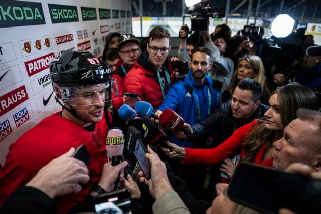 250509 Sidney Crosby of Canada in the mixed zone after a practice session during the 2025 IIHF Ice Hockey World Championship on May 9, 2025 in Stockholm Photo Maxim ThorÃ BILDBYRAN kod MT JM0673 bbeng ishockey ice hockey ishockey vm 2025 vm 2025 iihf world championship träning practice kanada canada  Copyright: MAXIMxTHORE BB250509MT013