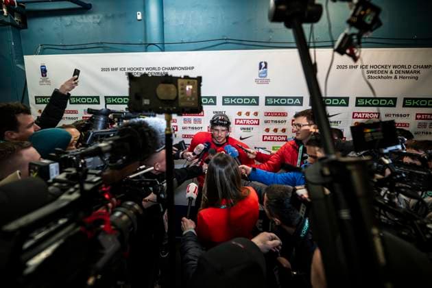250509 Sidney Crosby of Canada in the mixed zone after a practice session during the 2025 IIHF Ice Hockey World Championship on May 9, 2025 in Stockholm Photo Maxim ThorÃ BILDBYRAN kod MT JM0673 bbeng ishockey ice hockey ishockey vm 2025 vm 2025 iihf world championship träning practice kanada canada  Copyright: MAXIMxTHORE BB250509MT014