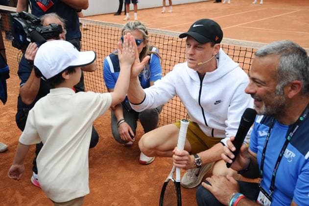 Foto IPP Cavaliere Emiliano. Roma 09 05 2025. Tennis Internazionali d Italia 2025. Nella foto: Jannik Sinner palleggia con i bambini al Kids Village. Italy Photo Press - World Copyright italy ITALY  Copyright: xR4924_italyphotopressx
