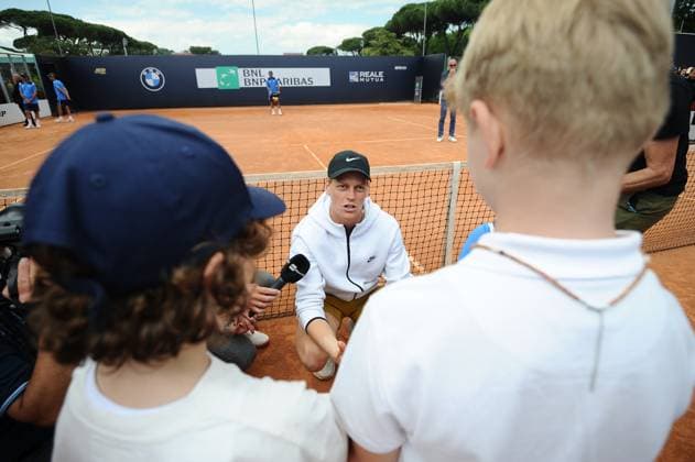 Foto IPP Cavaliere Emiliano. Roma 09 05 2025. Tennis Internazionali d Italia 2025. Nella foto: Jannik Sinner palleggia con i bambini al Kids Village. Italy Photo Press - World Copyright italy ITALY  Copyright: xR4924_italyphotopressx