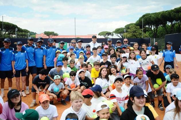 Foto IPP Cavaliere Emiliano. Roma 09 05 2025. Tennis Internazionali d Italia 2025. Nella foto: Jannik Sinner palleggia con i bambini al Kids Village. Italy Photo Press - World Copyright italy ITALY  Copyright: xR4924_italyphotopressx
