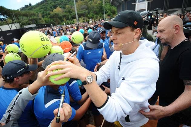 Foto IPP Cavaliere Emiliano. Roma 09 05 2025. Tennis Internazionali d Italia 2025. Nella foto: Jannik Sinner firma autografi. Italy Photo Press - World Copyright italy ITALY  Copyright: xR4924_italyphotopressx