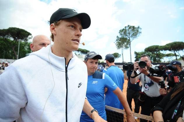 Foto IPP Cavaliere Emiliano. Roma 09 05 2025. Tennis Internazionali d Italia 2025. Nella foto: Jannik Sinner firma autografi. Italy Photo Press - World Copyright italy ITALY  Copyright: xR4924_italyphotopressx