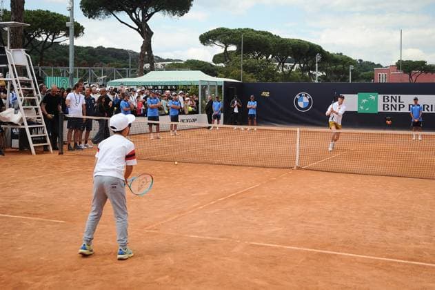Foto IPP Cavaliere Emiliano. Roma 09 05 2025. Tennis Internazionali d Italia 2025. Nella foto: Jannik Sinner palleggia con i bambini al Kids Village. Italy Photo Press - World Copyright italy ITALY  Copyright: xR4924_italyphotopressx