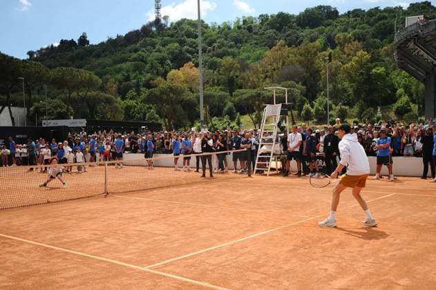 Foto IPP Cavaliere Emiliano. Roma 09 05 2025. Tennis Internazionali d Italia 2025. Nella foto: Jannik Sinner palleggia con i bambini al Kids Village. Italy Photo Press - World Copyright italy ITALY  Copyright: xR4924_italyphotopressx
