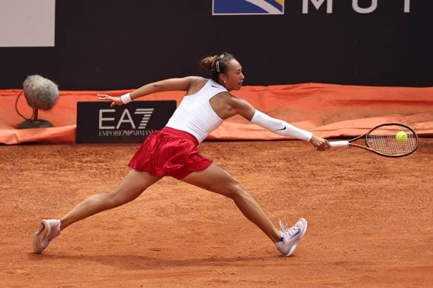 (250509) -- ROME, May 9, 2025 -- Zheng Qinwen returns a shot during the women s singles 2nd round match between Zheng Qinwen of China and Olga Danilovic of Serbia at the WTA, Tennis Damen Italian Open in Rome, Italy, May 9, 2025. ) (SP)ITALY-ROME-TENNIS-WTA-ITALIAN OPEN-WOMEN S SINGLES LixJing 