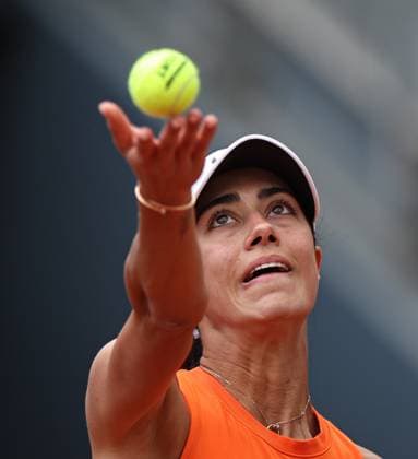 (250509) -- ROME, May 9, 2025 -- Olga Danilovic serves during the women s singles 2nd round match between Zheng Qinwen of China and Olga Danilovic of Serbia at the WTA, Tennis Damen Italian Open in Rome, Italy, May 9, 2025. ) (SP)ITALY-ROME-TENNIS-WTA-ITALIAN OPEN-WOMEN S SINGLES LixJing 
