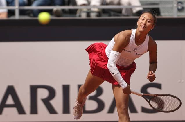 (250509) -- ROME, May 9, 2025 -- Zheng Qinwen serves during the women s singles 2nd round match between Zheng Qinwen of China and Olga Danilovic of Serbia at the WTA, Tennis Damen Italian Open in Rome, Italy, May 9, 2025. ) (SP)ITALY-ROME-TENNIS-WTA-ITALIAN OPEN-WOMEN S SINGLES LixJing 