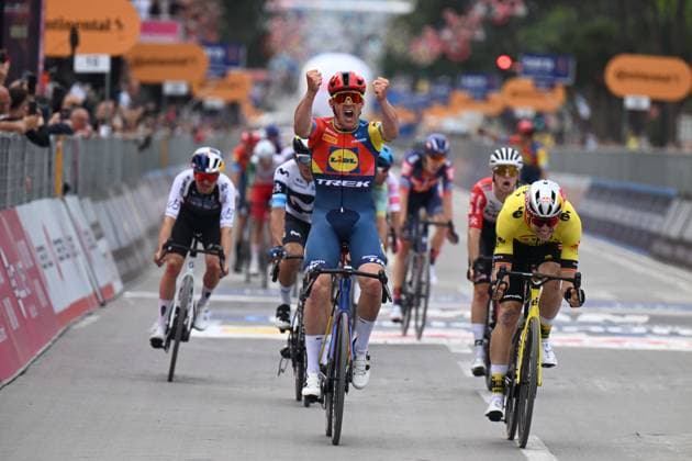 09-05-2025 Giro D italia; Tappa 01 Durres - Tirana; 2025, Lidl - Trek; 2025, Visma - Lease A Bike; Pedersen, Mads; Van Aert, Wout; Tirana; 