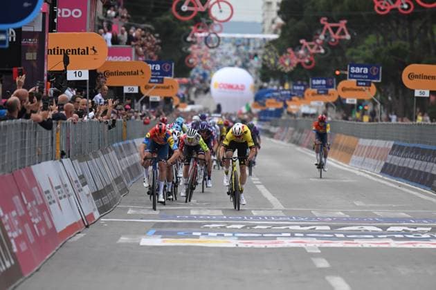 09-05-2025 Giro D italia; Tappa 01 Durres - Tirana; 2025, Lidl - Trek; 2025, Visma - Lease A Bike; Pedersen, Mads; Van Aert, Wout; Tirana; 