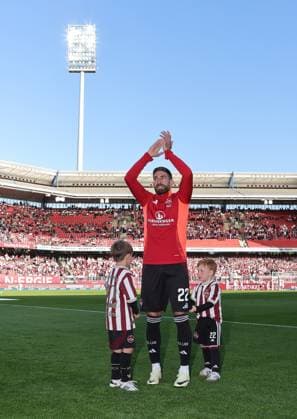09 05 2025 Soccer Season 2024 2025 2 Soccer Bundesliga 33 Matchday 1 FC Nürnberg FCN Club 1 FC Köln Sportfoto Zink DaMa xdaxmax DFL regulations prohibit any use of photographs as image sequences and or quasi video only for editorial use Enrico Valentini 22, 1 FC Nürnberg FCN applauds claps his hands sadly clubfan clubfans FCN fans fans to