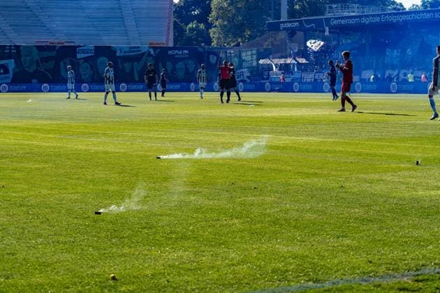 09 05 2025, Preussen Münster vs Hertha BSC, 2 Bundesliga, 33 Matchday Smoke Haze Fog Bad conditions for kick-off after the pyro choreo of the Münster fans Important note According to the regulations of the DFL German Football League and the DFB German Football Association, it is prohibited to use photographs taken in the stadium and or of the game in the form of sequential images and or video-like photo series Copyright: xBahhoxKarax