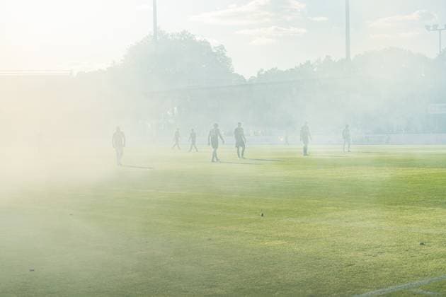 09 05 2025, Preussen Münster vs Hertha BSC, 2 Bundesliga, 33 Matchday Smoke Haze Fog Bad conditions for kick-off after the pyro choreo of the Münster fans Important note According to the regulations of the DFL German Football League and the DFB German Football Association, it is prohibited to use photographs taken in the stadium and or of the game in the form of sequential images and or video-like photo series Copyright: xBahhoxKarax