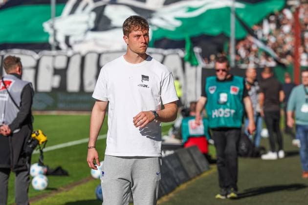 09 05 2025, Soccer, Season 2024 2025, 2 Bundesliga, Matchday 33, Preussen Münster Hertha BSC, Tjark Ernst Hertha BSC injured during warm-up Münster LVM Arena NRW Germany xRHR PHOTO TRx Copyright: TimxRehbein RHR-FOTOx RHR-FOTO TR