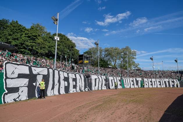 09 05 2025, Fußball, Preußen Münster Hertha BSC, 2 Fußball Bundesliga, 33 Spieltag, Preußenstadion, Saison 2024 2025 Banner Schriftz Stufen die die Welt bedeuten Choreografie Choreo Fankurve DFB regulations prohibit any use of photographs as image sequences and or quasi video Nordrhein Westfalen Germany
