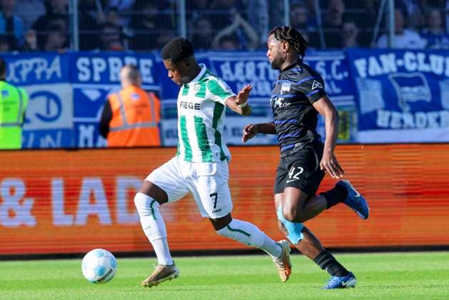 Daniel Kyerewaa SC Preussen Muenster and Deyovaisio Zeefuik Hertha BSC Berlin battle for the ball, 2 Bundesliga, Preußen Münster vs Hertha BSC, Preußenstadion, May 9, 2025 in Münster, Germany Photo by Marco Steinbrenner DeFodi Images Daniel Kyerewaa SC Preussen Muenster and Deyovaisio Zeefuik Hertha BSC Berlin battle for the ball, 2 Bundesliga, Preußen Münster vs Hertha BSC, Preußenstadion, May 9, 2025 in Münster, Germany Photo by Marco Steinbrenner DeFodi Images DFB DFL REGULATIONS PROHIBIT ANY USE OF PHOTOGRAPHS AS IMAGE SEQUENCES AND OR QUASI VIDEO
