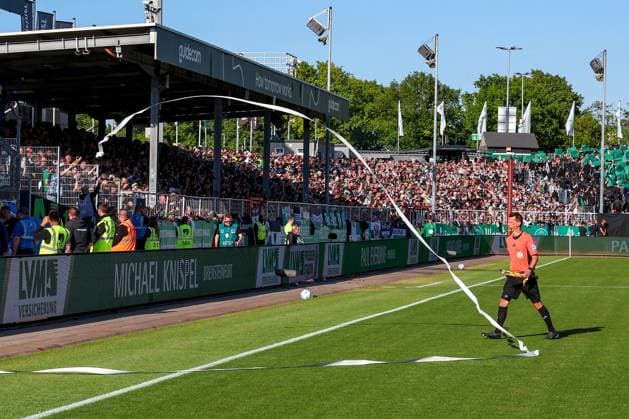 09 05 2025, Football, Preußen Münster Hertha BSC, 2 Fußball Bundesliga, 33 Matchday, Preußenstadion, Season 2024 2025 Choreography Choreo with pyrotechnics Bengal fire Smoke Smoke burner in the fan curve Interruption of play Referee clears toilet paper roll from the pitch DFB regulations prohibit any use of photographs as image sequences and or quasi video North Rhine-Westphalia Germany