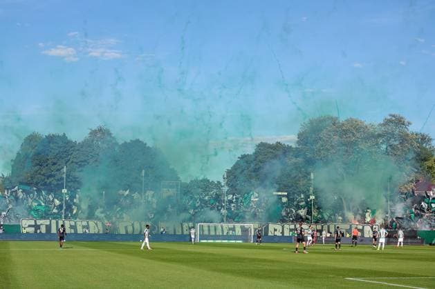 09 05 2025, Fußball, Preußen Münster Hertha BSC, 2 Fußball Bundesliga, 33 Spieltag, Preußenstadion, Saison 2024 2025 Choreografie Choreo mit Pyrotechnik Bengalisches Feuer Rauch Rauchkörper in der Fankurve Spielunterbrechung Feuerwerkskörper DFB regulations prohibit any use of photographs as image sequences and or quasi video Nordrhein Westfalen Germany