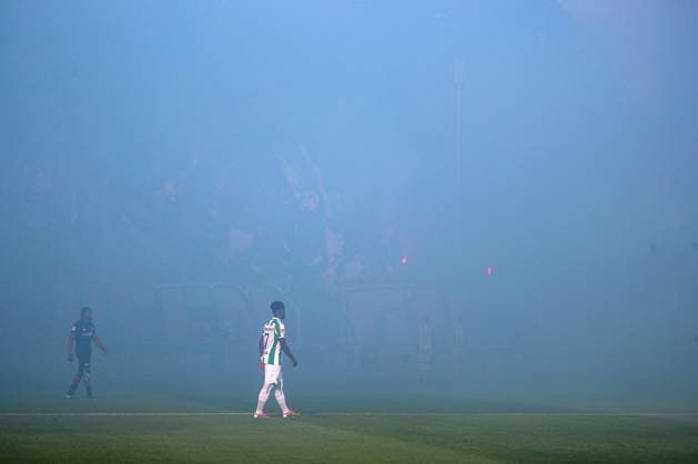 09 05 2025, Fußball, Preußen Münster Hertha BSC, 2 Fußball Bundesliga, 33 Spieltag, Preußenstadion, Saison 2024 2025 Choreografie Choreo mit Pyrotechnik Bengalisches Feuer Rauch Rauchkörper in der Fankurve Spielunterbrechung Daniel Kyerewaa Preussen Muenster 07 DFB regulations prohibit any use of photographs as image sequences and or quasi video Nordrhein Westfalen Germany