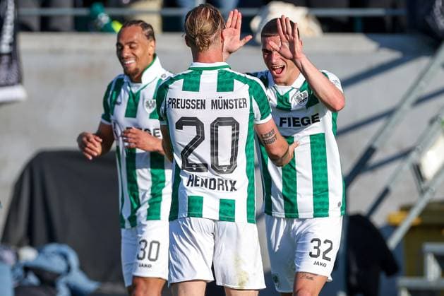 09 05 2025, Fußball, Preußen Münster Hertha BSC, 2 Fußball Bundesliga, 33 Spieltag, Preußenstadion, Saison 2024 2025 Torjubel nach dem Tor zum 1 0 durch Torschütze Jorrit Hendrix Preussen Muenster 20 zusammen mit Etienne Amenyido Preussen Muenster 30 und Luca Bazzoli Preussen Muenster 32 DFB regulations prohibit any use of photographs as image sequences and or quasi video Nordrhein Westfalen Deutschland