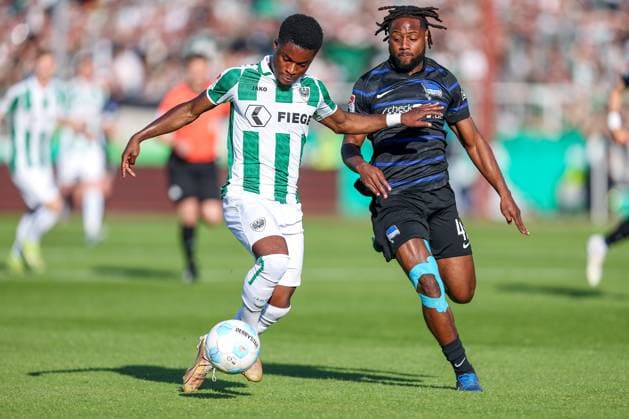 09 05 2025, Fußball, Preußen Münster Hertha BSC, 2 Fußball Bundesliga, 33 Spieltag, Preußenstadion, Saison 2024 2025 Daniel Kyerewaa Preussen Muenster 07 im Zweikampf gegen Deyovaisio Zeefuik Hertha BSC 42 DFB regulations prohibit any use of photographs as image sequences and or quasi video Nordrhein Westfalen Germany