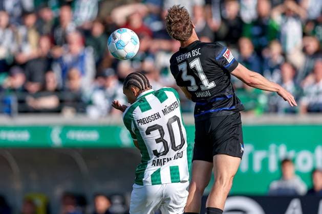 09 05 2025, Fußball, Preußen Münster Hertha BSC, 2 Fußball Bundesliga, 33 Spieltag, Preußenstadion, Saison 2024 2025 Etienne Amenyido Preussen Muenster 30 im Zweikampf gegen Marton Dardai Hertha BSC 31 DFB regulations prohibit any use of photographs as image sequences and or quasi video Nordrhein Westfalen Germany
