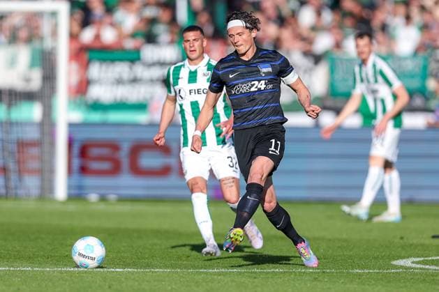 09 05 2025, Fußball, Preußen Münster Hertha BSC, 2 Fußball Bundesliga, 33 Spieltag, Preußenstadion, Saison 2024 2025 Fabian Reese Hertha BSC 11 im Zweikampf gegen Luca Bazzoli Preussen Muenster 32 DFB regulations prohibit any use of photographs as image sequences and or quasi video Nordrhein Westfalen Germany