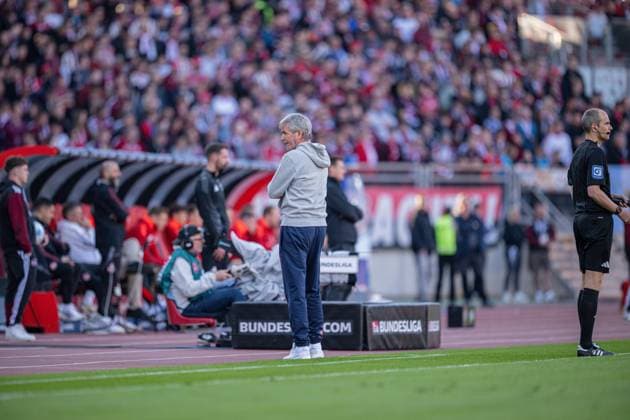 09 05 2025, Soccer, 2 Bundesliga, 33 Matchday Season 2024 2025, 1 FC Nürnberg 1 FC Köln, Coach Friedhelm Funkel 1 FC Köln looks to the substitutes bench, xRHR PHOTO TKx Copyright: RHR-FOTOx RHR-FOTO TK