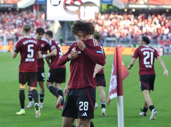 09 05 2025 Soccer Season 2024 2025 2 Soccer Bundesliga 33 Matchday 1 FC Nürnberg FCN Club 1 FC Köln Sportfoto Zink DaMa xdaxmax DFL regulations prohibit any use of photographs as image sequences and or quasi video only for editorial use Jubel Freude Torjubel nach Tor zum 1 0 Janis Antiste 28, 1 FC Nürnberg FCN und Mannschaft Team jubelt freut sich Torschütze Janis Antiste 28, 1 FC Nürnberg FCN