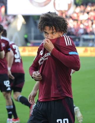 09 05 2025 Soccer Season 2024 2025 2 Soccer Bundesliga 33 Matchday 1 FC Nürnberg FCN Club 1 FC Köln Sportfoto Zink DaMa xdaxmax DFL regulations prohibit any use of photographs as image sequences and or quasi video only for editorial use Jubel Freude Torjubel nach Tor zum 1 0 Janis Antiste 28, 1 FC Nürnberg FCN jubelt freut sich küsst sein Trikot Torschütze Janis Antiste 28, 1 FC Nürnberg FCN