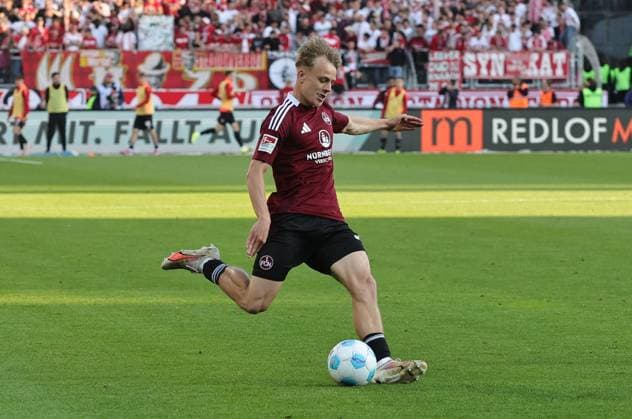 09 05 2025 Soccer season 2024 2025 2 Soccer Bundesliga 33 Matchday 1 FC Nürnberg FCN Club 1 FC Köln Sportfoto Zink DaMa xdaxmax DFL regulations prohibit any use of photographs as image sequences and or quasi video only for editorial use Tim Janisch 32, 1 FC Nürnberg FCN flankt Flanke