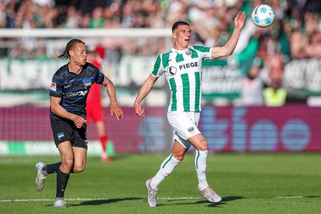 09 05 2025, Fußball, Preußen Münster Hertha BSC, 2 Fußball Bundesliga, 33 Spieltag, Preußenstadion, Saison 2024 2025 Derry Scherhant Hertha BSC 39 im Zweikampf gegen Luca Bazzoli Preussen Muenster 32 DFB regulations prohibit any use of photographs as image sequences and or quasi video Nordrhein Westfalen Germany