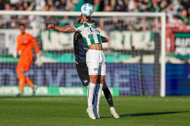09 05 2025, Fußball, Preußen Münster Hertha BSC, 2 Fußball Bundesliga, 33 Spieltag, Preußenstadion, Saison 2024 2025 Etienne Amenyido Preussen Muenster 30 im Zweikampf gegen Andreas Bouchalakis Hertha BSC 05 DFB regulations prohibit any use of photographs as image sequences and or quasi video Nordrhein Westfalen Germany