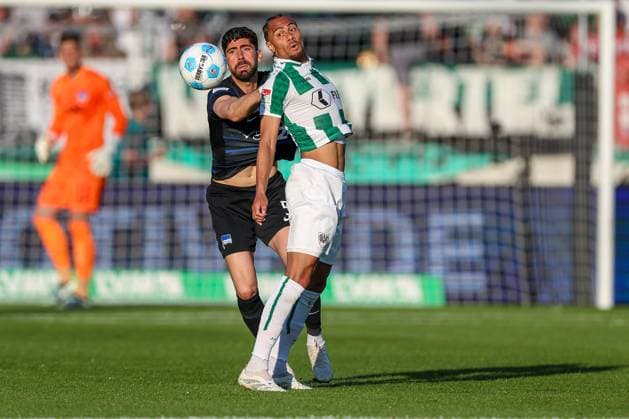 09 05 2025, Fußball, Preußen Münster Hertha BSC, 2 Fußball Bundesliga, 33 Spieltag, Preußenstadion, Saison 2024 2025 Etienne Amenyido Preussen Muenster 30 im Zweikampf gegen Andreas Bouchalakis Hertha BSC 05 DFB regulations prohibit any use of photographs as image sequences and or quasi video Nordrhein Westfalen Germany