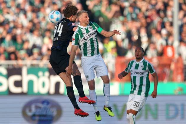 09 05 2025, Fußball, Preußen Münster Hertha BSC, 2 Fußball Bundesliga, 33 Spieltag, Preußenstadion, Saison 2024 2025 Linus Gechter Hertha BSC 44 im Zweikampf gegen Marc Lorenz Preussen Muenster 18 DFB regulations prohibit any use of photographs as image sequences and or quasi video Nordrhein Westfalen Germany
