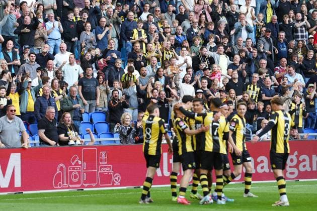 2025-05-09 Vitesse v FC Den Bosch - Dutch Keuken Kampioen Divisie ARNHEM, NETHERLANDS - MAY 9: Vitesseplayers celebrating the 1-0 from Jim Koller with the Vitessefans during the Dutch Keuken Kampioen Divisie match between Vitesse and FC Den Bosch at Stadion Gelredome on May 9, 2025 in Arnhem, Netherlands. Arnhem Stadion Gelredome Netherlands Content not available for redistribution in The Netherlands directly or indirectly through any third parties. Copyright: xBenxGalx