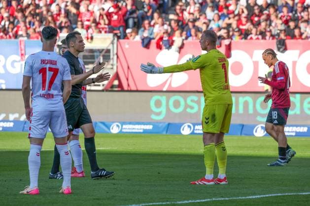 Head coach Friedhelm Funkel 1 FC Koeln discusses with referee Referee Robert Hartmann, 1 FC Nuernberg vs 1 FC Koeln Football, 2 Bundesliga, DFL, Saison 2024 2025, Rueckrunde, 33 Spieltag, 09 05 2025 DFB regulations prohibit any use of photographs as image sequences and or quasi video Copyright: xkolbert-press MartinxAgüerax