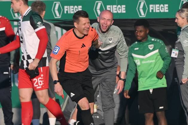 Christian Pander Teamchef Preußen Münster , re , after the 2 0 mkit Referee Patrick Ittrich Football, 09 05 2025, 2 Bundesliga, Season 2024 2025, 33 Matchday, Preußen Münster Hertha BSC Berlin Photo Team2 Maik Hölter DFL regulations prohibit any use of photographs as image sequences and or quasi video Muenster Preussenstadion Nordrhein Westfalen Germany Team2