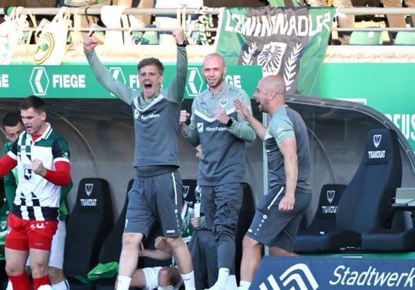 Christian Pander Teamchef Preußen Münster , mi , cheers with his coaching team after the final whistle Football, 09 05 2025, 2 Bundesliga, Saison 2024 2025, 33 Spieltag, Preußen Münster Hertha BSC Berlin Foto Team2 Maik Hölter DFL regulations prohibit any use of photographs as image sequences and or quasi video Muenster Preussenstadion Nordrhein Westfalen Germany Team2