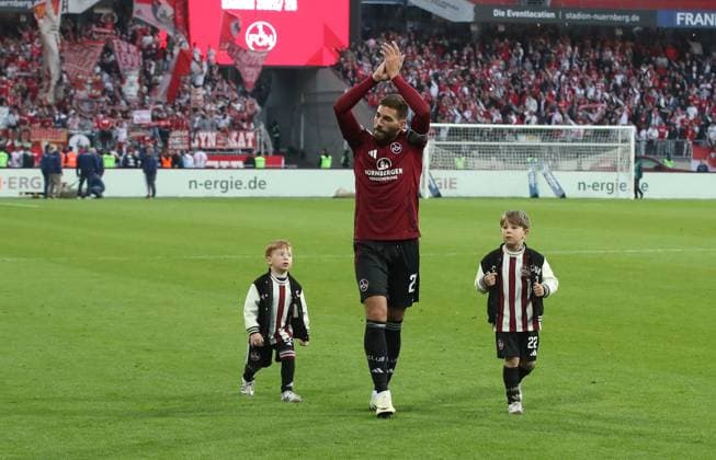 09 05 2025 Soccer Season 2024 2025 2 Soccer Bundesliga 33 Matchday 1 FC Nürnberg FCN Club 1 FC Köln Sportfoto Zink DaMa xdaxmax DFL regulations prohibit any use of photographs as image sequences and or quasi video only for editorial use Enrico Valentini 22, 1 FC Nürnberg FCN after end of match on lap of honor