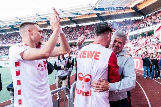 2 Soccer Bundesliga 1 FC Nuremberg 1 FC Cologne 09 05 2025 The team celebrates the victory with the fans Philipp Pentke 1 FC Cologne, 20 is hugged by Friedhelm Funkel head coach, coach 1 FC Cologne 2 Soccer Bundesliga, 1 FC Nuremberg 1 FC Cologne, Nuremberg, Max Morlock Stadium on 09 05 2025 DFL REGULATIONS PROHIBIT ANY USE OF PHOTOGRAPHS AS IMAGE SEQUENCES AND OR QUASI VIDEO Copyright: xBEAUTIFULxSPORTS Wunderlx