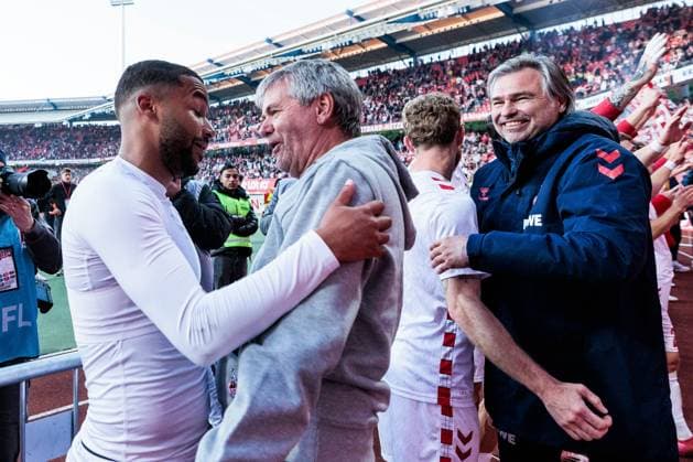 2 Soccer Bundesliga 1 FC Nuremberg 1 FC Cologne 09 05 2025 The team celebrates the victory with the fans Linton Maina 1 FC Cologne, 37 is embraced by Friedhelm Funkel head coach, coach 1 FC Cologne 2 Soccer Bundesliga, 1 FC Nuremberg 1 FC Cologne, Nuremberg, Max Morlock Stadium on 09 05 2025 DFL REGULATIONS PROHIBIT ANY USE OF PHOTOGRAPHS AS IMAGE SEQUENCES AND OR QUASI VIDEO Copyright: xBEAUTIFULxSPORTS Wunderlx