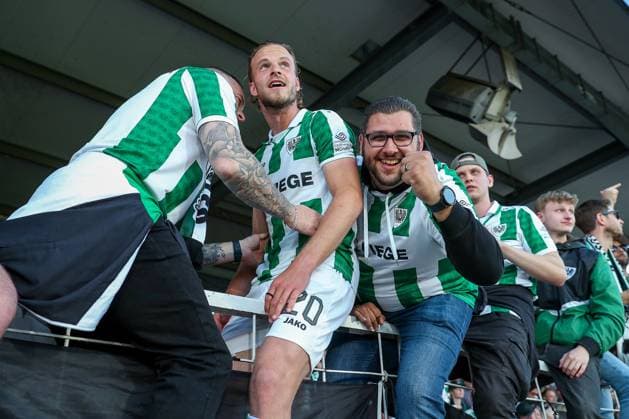 09 05 2025, Fußball, Preußen Münster Hertha BSC, 2 Fußball Bundesliga, 33 Spieltag, Preußenstadion, Saison 2024 2025 Abschlussjubel nach dem 2 0 Sieg für Preußen Jorrit Hendrix Preussen Muenster 20 jubilant auf dem Zaun bei den Fans DFB regulations prohibit any use of photographs as image sequences and or quasi video Nordrhein Westfalen Germany