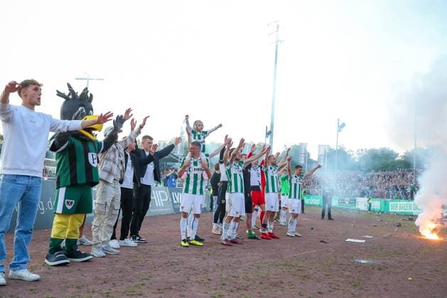 09 05 2025, Football, Preußen Münster Hertha BSC, 2 Fußball Bundesliga, 33 Matchday, Preußenstadion, Season 2024 2025 Final celebration after the 2 0 victory for Preußen The team stands celebrating in front of the fan curve DFB regulations prohibit any use of photographs as image sequences and or quasi video North Rhine-Westphalia Germany