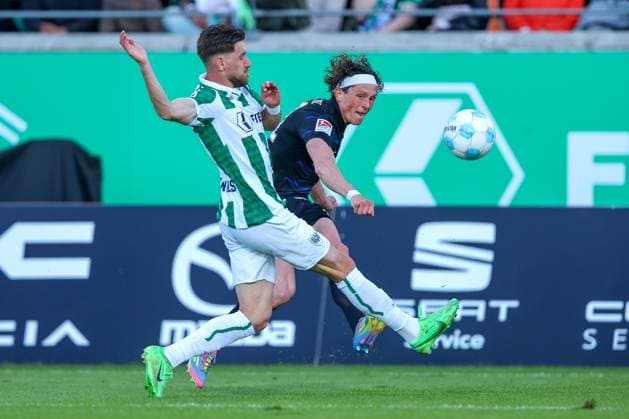 09 05 2025, Fußball, Preußen Münster Hertha BSC, 2 Fußball Bundesliga, 33 Spieltag, Preußenstadion, Saison 2024 2025 Malik Batmaz Preussen Muenster 23 im Zweikampf gegen Fabian Reese Hertha BSC 11 DFB regulations prohibit any use of photographs as image sequences and or quasi video Nordrhein Westfalen Germany