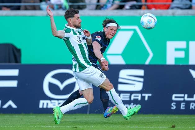 09 05 2025, Fußball, Preußen Münster Hertha BSC, 2 Fußball Bundesliga, 33 Spieltag, Preußenstadion, Saison 2024 2025 Malik Batmaz Preussen Muenster 23 im Zweikampf gegen Fabian Reese Hertha BSC 11 DFB regulations prohibit any use of photographs as image sequences and or quasi video Nordrhein Westfalen Germany