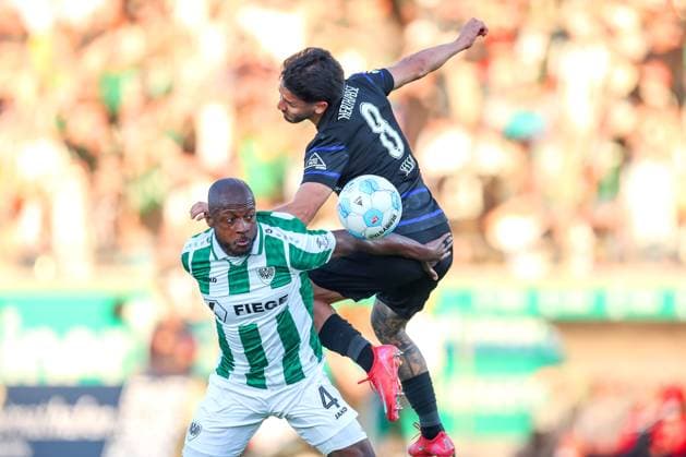 09 05 2025, Fußball, Preußen Münster Hertha BSC, 2 Fußball Bundesliga, 33 Spieltag, Preußenstadion, Saison 2024 2025 David Kinsombi Preussen Muenster 04 im Zweikampf gegen Kevin Sessa Hertha BSC 08 DFB regulations prohibit any use of photographs as image sequences and or quasi video Nordrhein Westfalen Germany