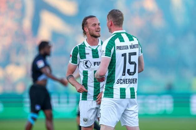 09 05 2025, Fußball, Preußen Münster Hertha BSC, 2 Fußball Bundesliga, 33 Spieltag, Preußenstadion, Saison 2024 2025 Abschlussjubel nach dem 2 0 Sieg für Preußen Jorrit Hendrix Preussen Muenster 20 neben Simon Scherder Preussen Muenster 15 DFB regulations prohibit any use of photographs as image sequences and or quasi video Nordrhein Westfalen Germany