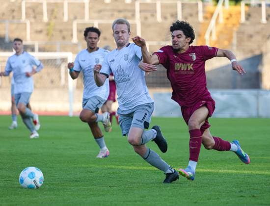 Aiman Dardari FC Augsburg II, right in running duel against Marc Reischmann Bamberg FC Augsburg II vs FC Eintracht Bamberg, matchday 33 B-HAUPT