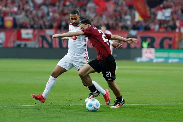 v l Linton Maina 1 FC Koeln, 37 and Berkay Yilmaz 1 FC Nuernberg, 21 , 09 05 2025, Football, 2 Bundesliga, 1 FC Nürnberg 1 FC Köln, GER, Nuernberg, Max Morlock Stadion, DFL REGULATIONS PROHIBIT ANY USE OF PHOTOGRAPHS AS IMAGE SEQUENCES AND OR QUASI VIDEO Copyright: HMBxMedia xHeikoxBecker